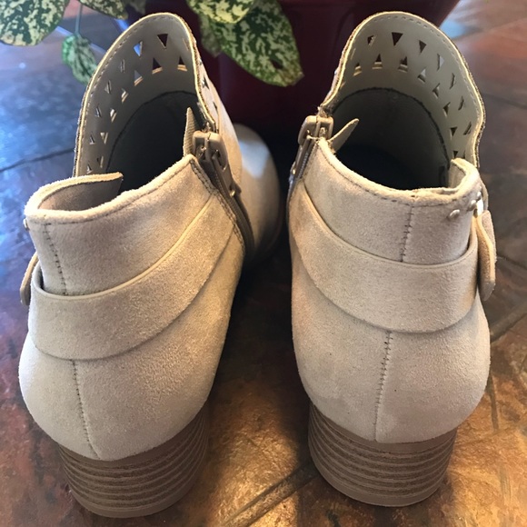 🍃Hello Fall🍃Light Grey Ankle Booties - Picture 7 of 7